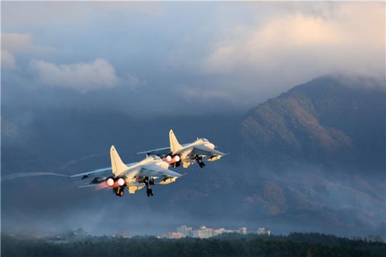 南部戰區海軍航空兵某旅某新型殲轟機編隊起(qǐ)飛（1月4日攝）。新華社發(fā)（聶海飛 攝）