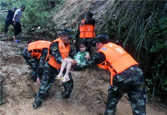 在江西省吉安市永新縣高橋樓鎮杉溪村，武警江西總隊吉安支隊官兵幫助村民轉移至安全地帶（6月8日攝）。新華社發(fā)