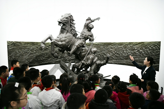 2019年4月4日，在東北烈士紀念館，學(xué)生們在聽講解員講解。